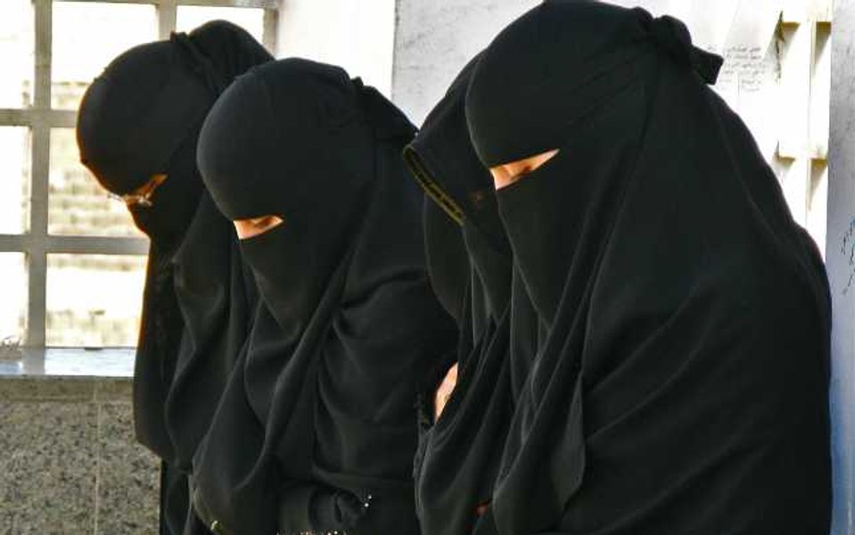 Talibanii arestează femeile afgane pentru „hijab necorespunzător” în prima operațiune de impunere a regulilor vestimentare de la revenirea lor la putere