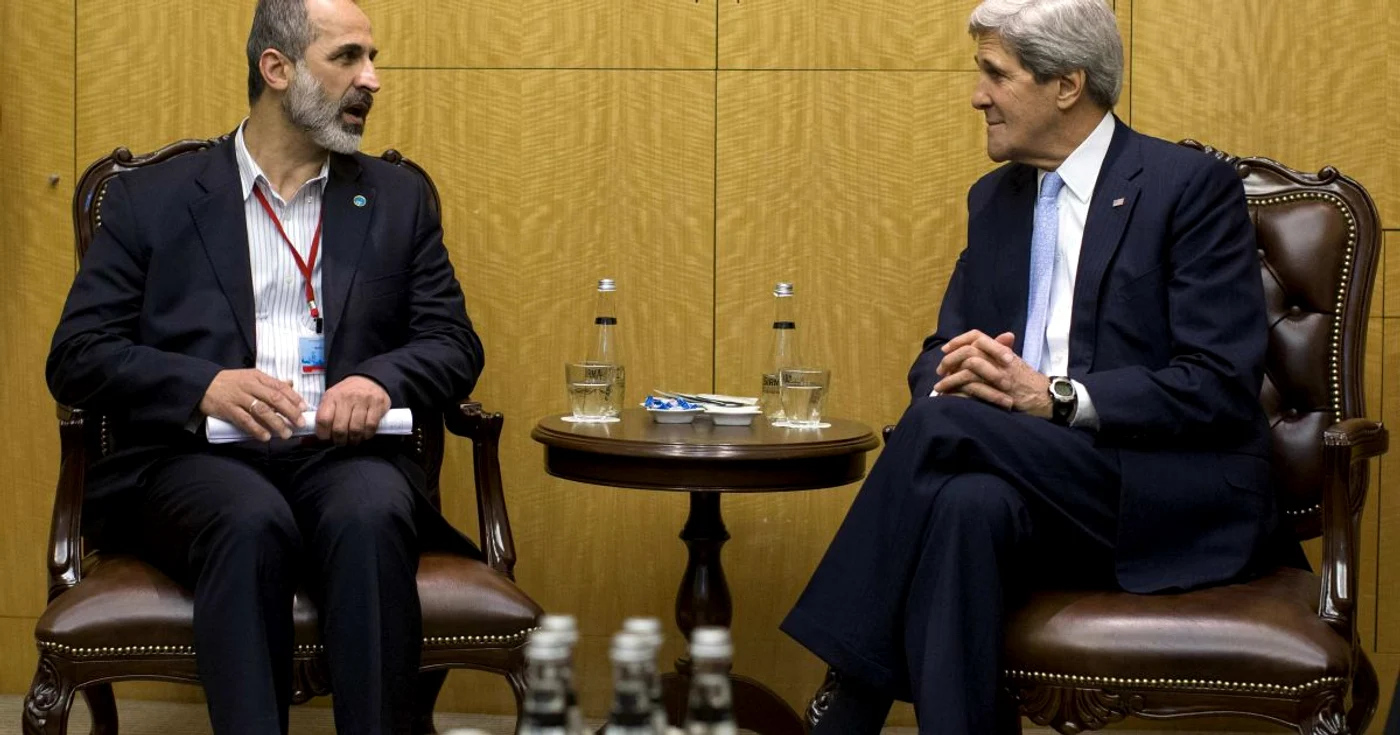 Moaz Al-Khatib, alături de John Kerry FOTO Reuters