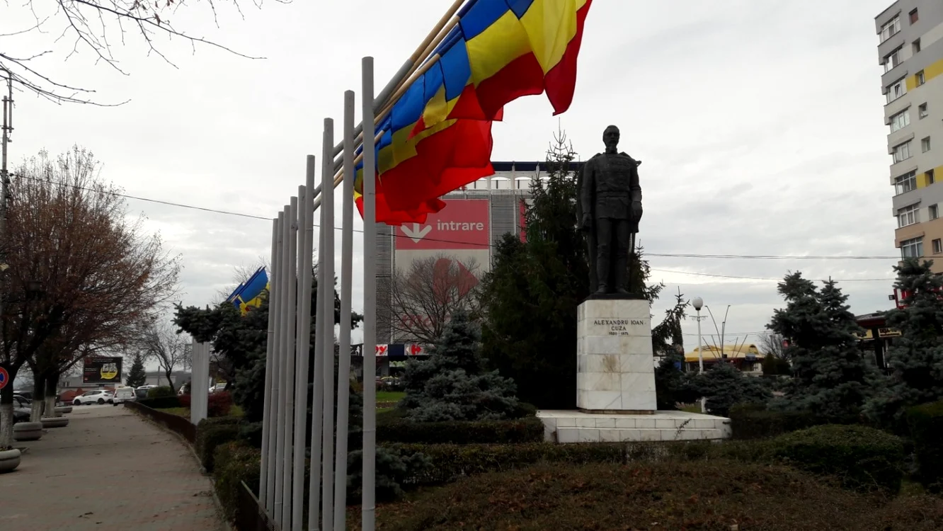 La statuia domnitorului A.I. Cuza se vor desfăşura, mâine, ceremonialul religios şi depunerea de coroane FOTO: Alina Mitran
