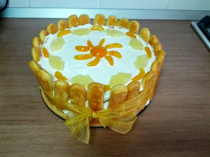 
    Tort cu pişcoturi, ananas şi caise  