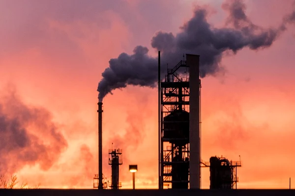 Cum se explică scăderea prețului petrolului cu 25% peste noapte?