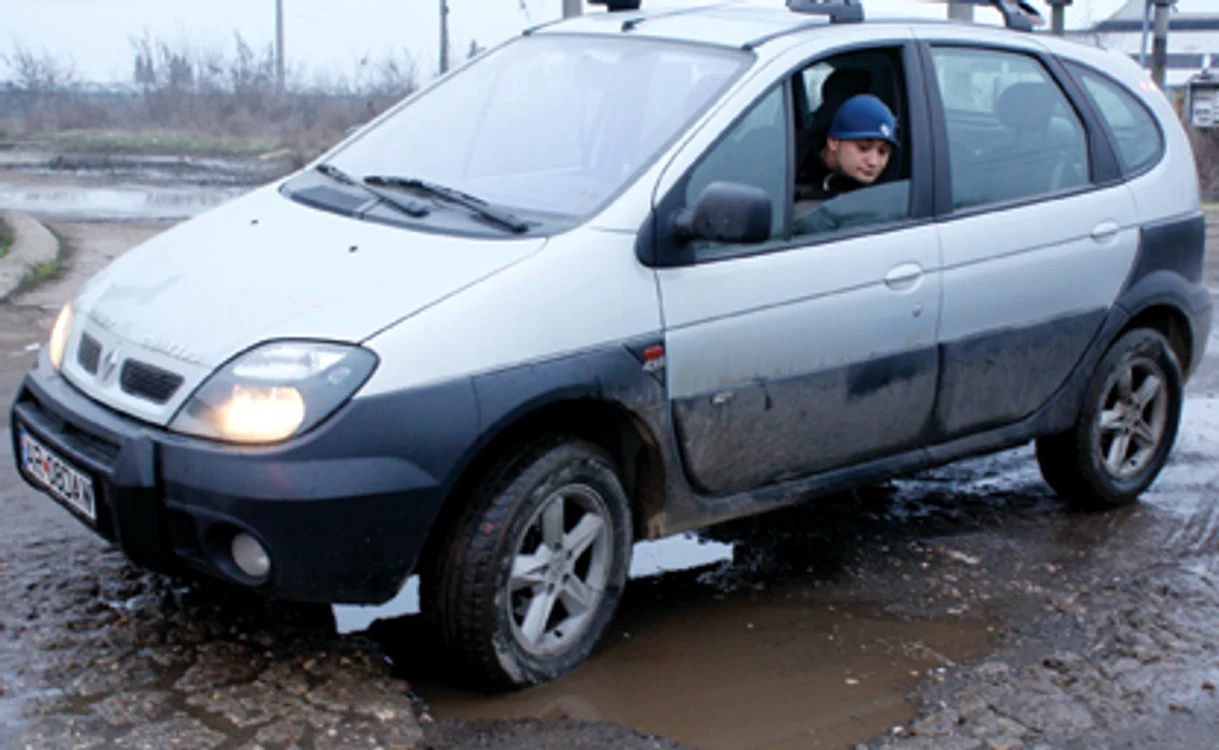 Şoferii care nu sunt atenţi la gropi riscă să-şi avarieze autoturismul