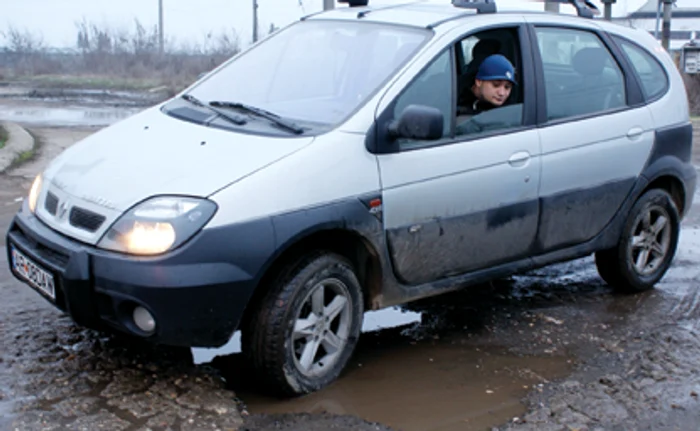 Şoferii care nu sunt atenţi la gropi riscă să-şi avarieze autoturismul