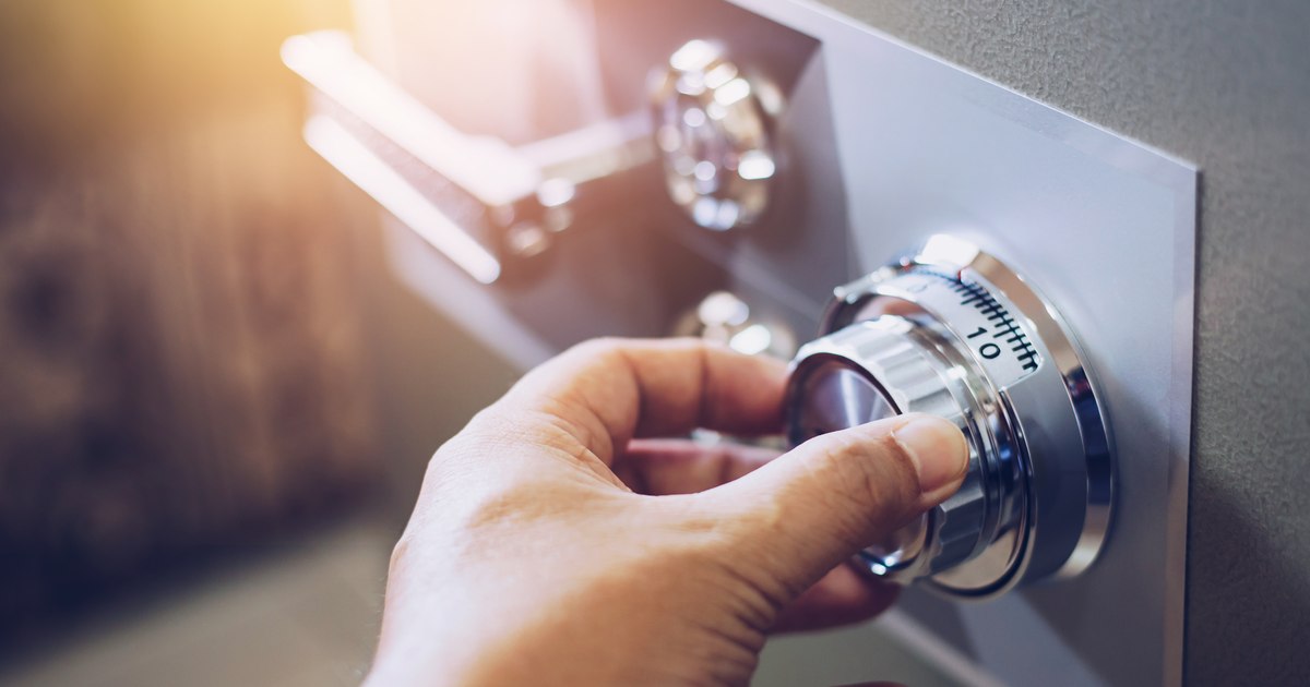 Bucureștean de 67 de ani jefuit de iubitul său tânăr de ceasuri și bijuterii.