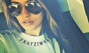 Antonia, purtând  o bluză din linia  “Fratziwear” jpeg