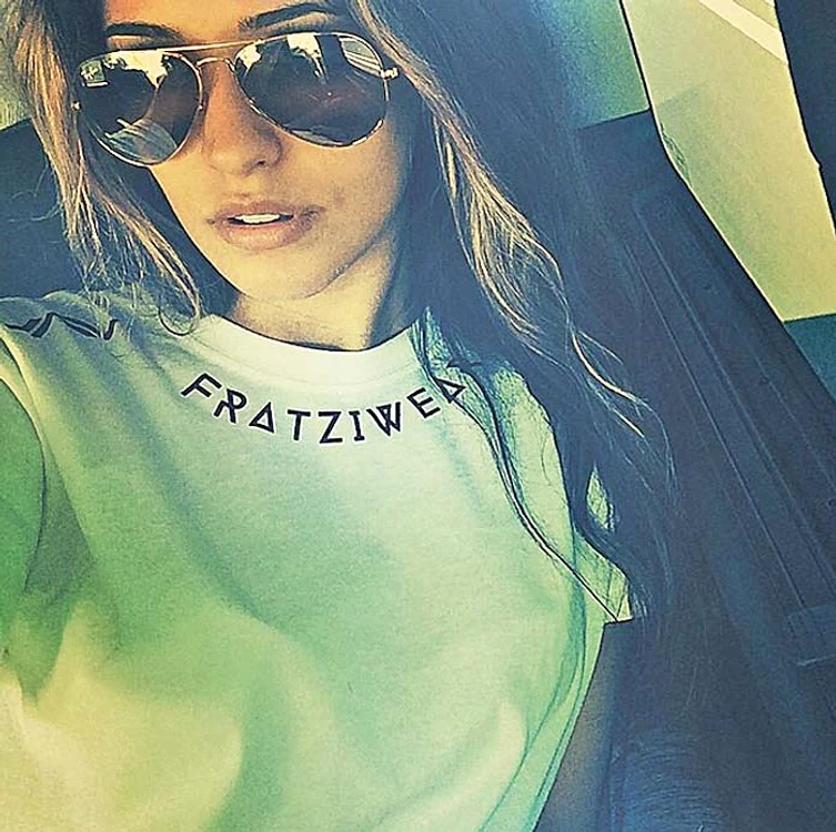 Antonia, purtând  o bluză din linia  “Fratziwear”