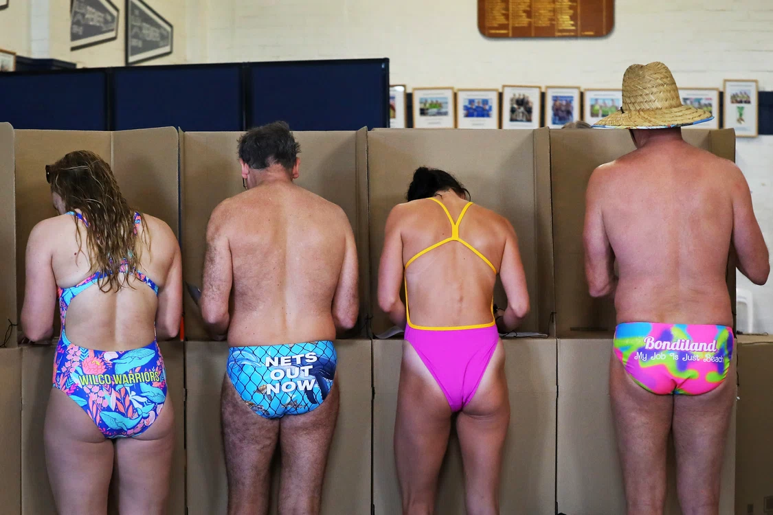 Înotători matinali și-au exprimat votul la Bondi Beach, Australia FOTO Getty Images
