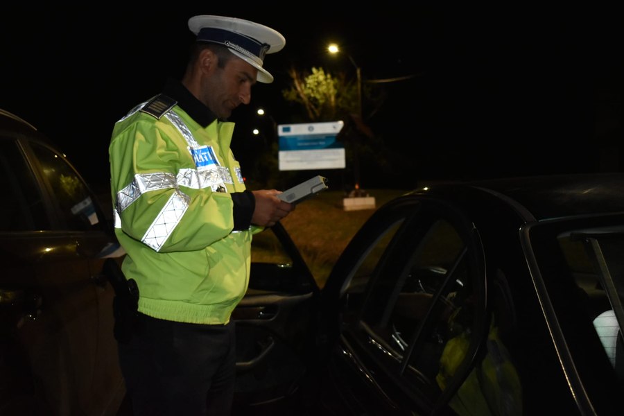 Tânăr șofer cu permis fals, obținut de pe Internet, descoperit în trafic de polițiștii din Olt