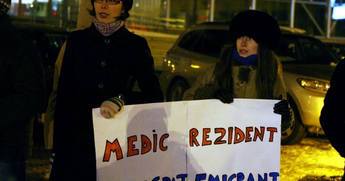 Medicii rezidenţi români au protestat cerând salarii mai mari ca să nu emigreze                   Foto: Mediafax