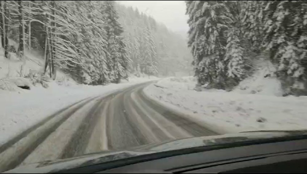 A venit iarna în Munții Apuseni. Drumuri înzăpezite și sute de familii fără energie electrică VIDEO