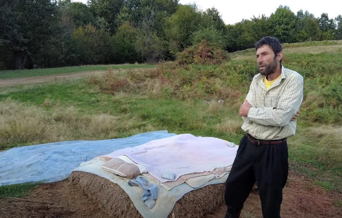 Alexandru doarme pe un pat improvizat din paie Foto: Captură youtube