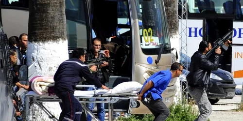22 persoane au murit miercuri într-un atac terorist la Muzeul Naţional Bardo aflat în apropierea Parlamentului din Tunis Potrivit presei locale trei bărbaţi înarmaţi au intrat în Muzeul Bardo şi au tras focuri de armă FOTO AP