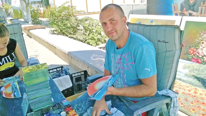 Tiberiu pictează cam o sută de tablouri pe zi