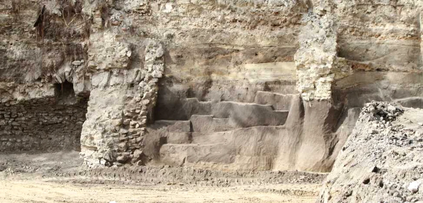 În timpul lucrărilor de construcţie, pe şantierul din Piaţa Veche arheologii au dat de urmele unor vechi edificii