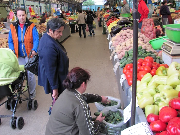 Gospodinele caută cele mai ieftine legume FOTO: Florina Pop