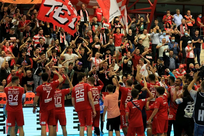 Dinamoviștii au sărbătorit victoria alături de faniFoto: Marian Burlacu