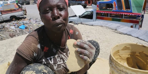 prajiturele cu noroi din haiti foto youtube/i.ytimg.com