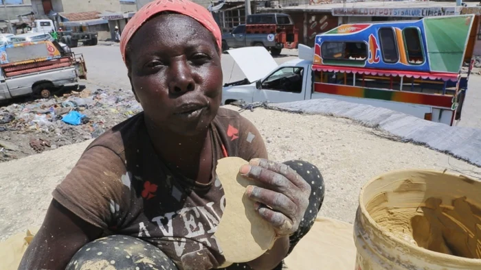 Femeie din Haiti mâncănd turtă din noroi FOTO: Youtube/i.ytimg.com