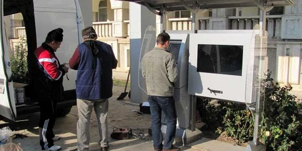 În faţa Casei Tineretului a fost instalat primul infochioşc de utilitate publică