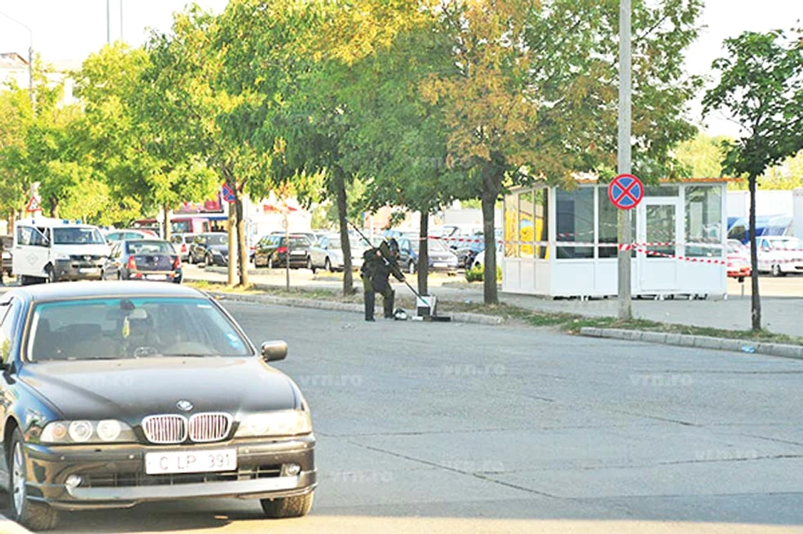 
    În servieta buclucaşă  s-au găsit două cutii de bere,  ouă, covrigei şi ceapăFoto: vremeanouă.ro  