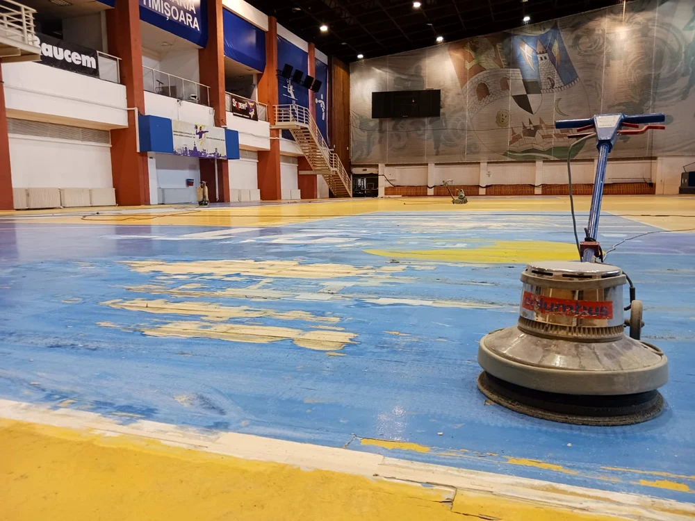 Cârpeală în Sala Olimpia FOTO Cosmin Tabără