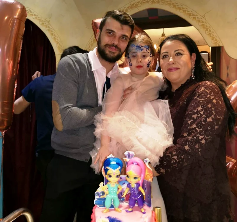 Fetiţa Oanei Roman a avut un tort cu personajele Shimmer și Shinefoto: Alina Erimia