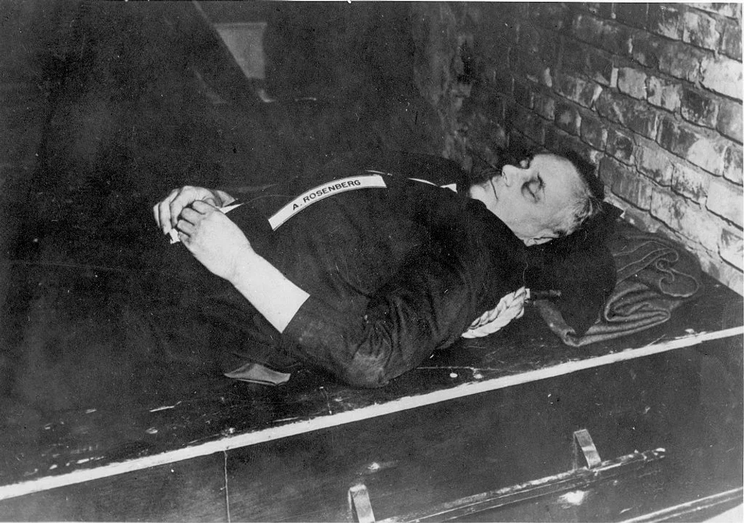 Alfred Rosenberg, după ce a fost executat prin spânzurare