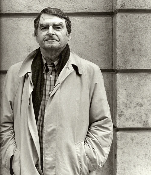 „Scriind, mi am amintit lucruri pe care le credeam uitate“ – interviu cu David LODGE jpeg