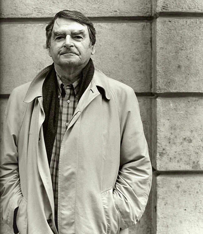„Scriind, mi am amintit lucruri pe care le credeam uitate“ – interviu cu David LODGE jpeg
