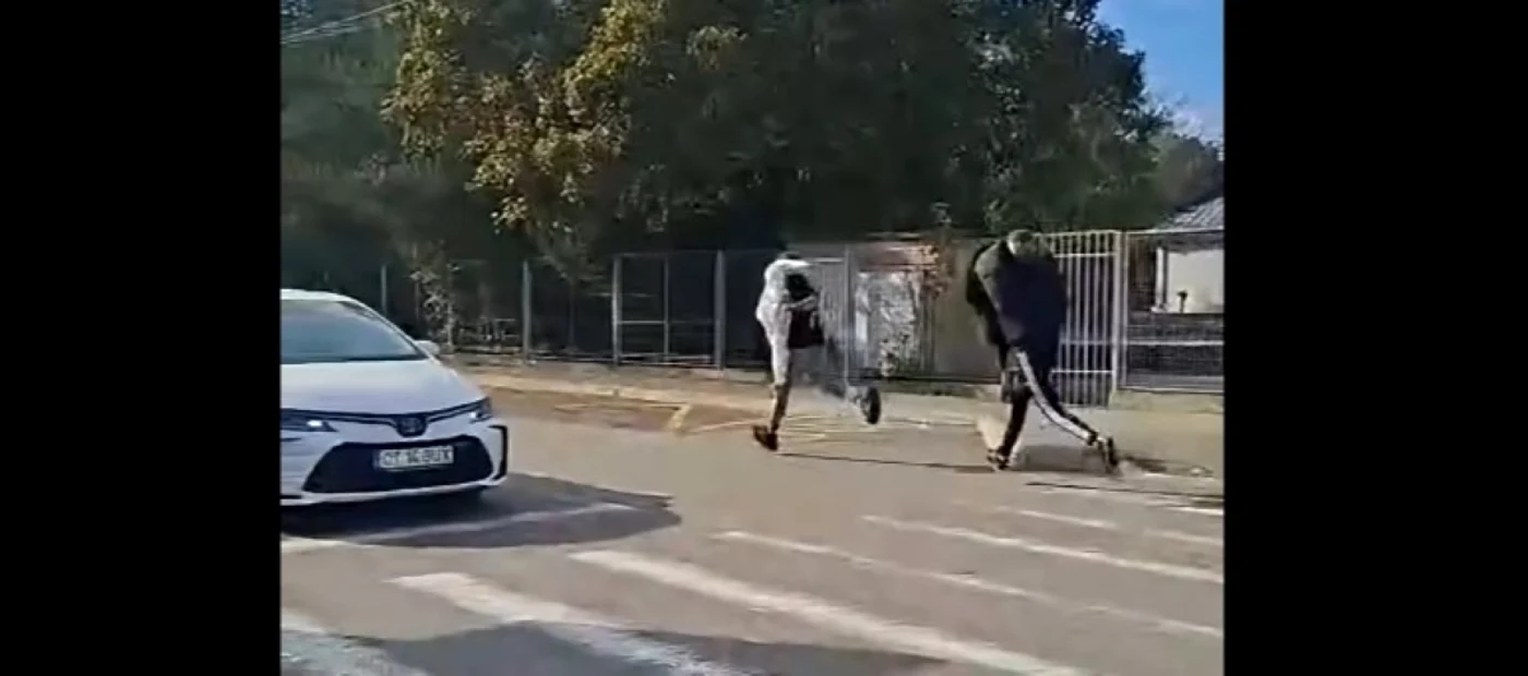 Au rupt-o la fugă, încercând să-şi acopere feţele, dar au fost prinşi