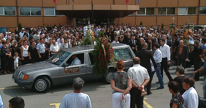 Cortegiul funerar în curtea Hotelului President.