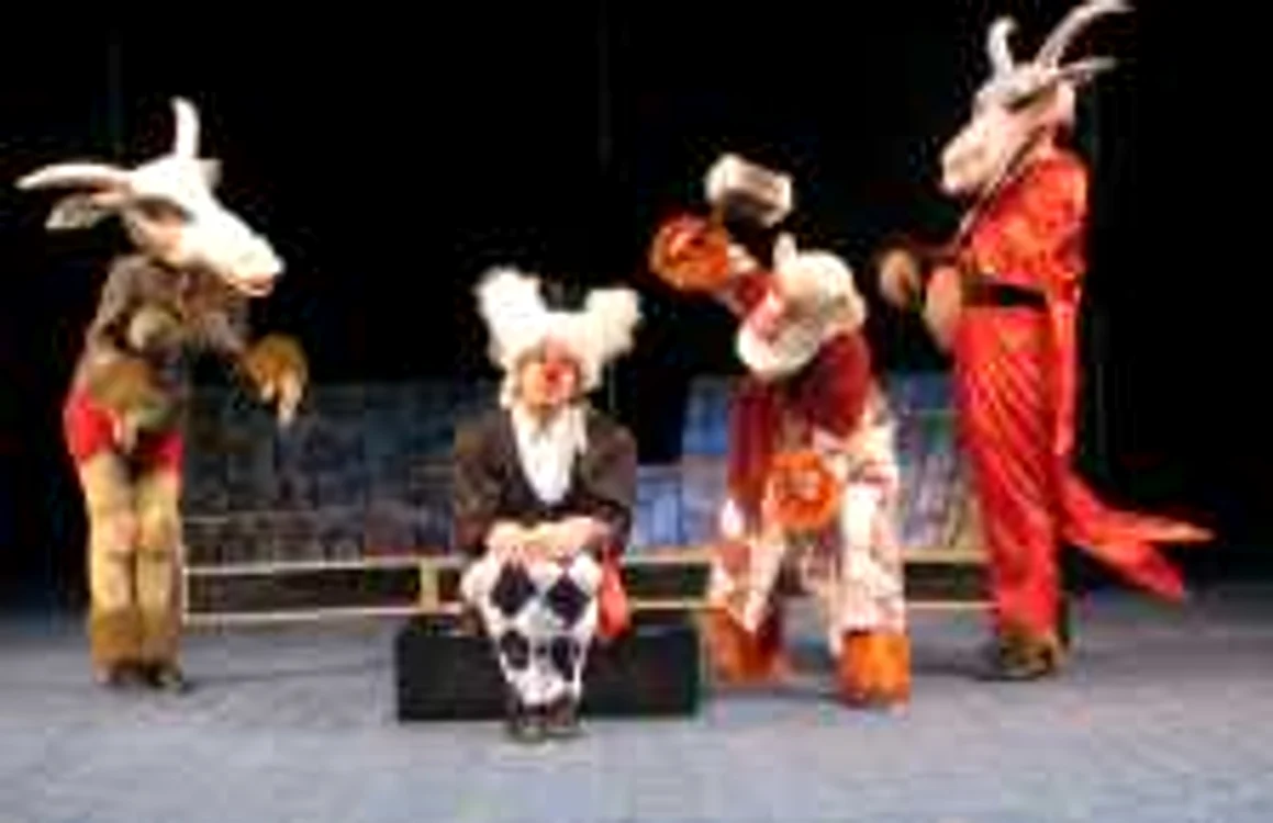 Secvenţă din spectacolul "O harababura" FOTO Teatrul "Luceafărul" Iaşi