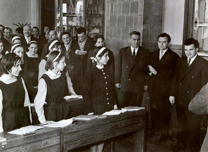Ceaușescu și un grup de liceeni din Pitești în clasă, 1965