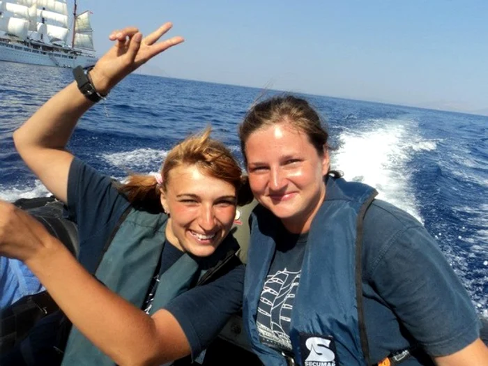 
    Plină de entuziasm, alături de o fostă colegă   