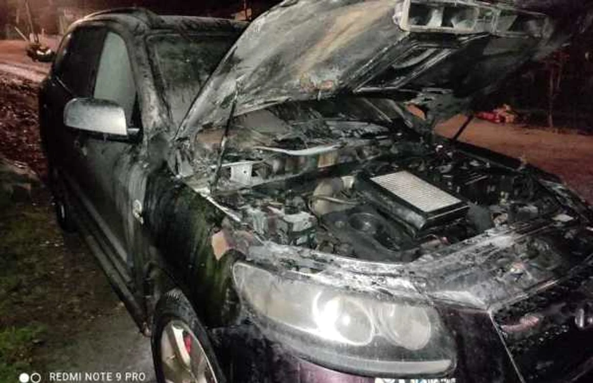 Maşina poliţistului a fost incendiată FOTO news.ro