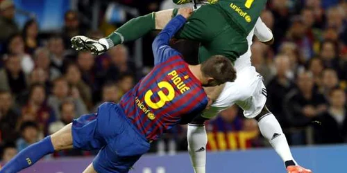 Pique s-a ciocnit cu Valdes * Foto: Reuters