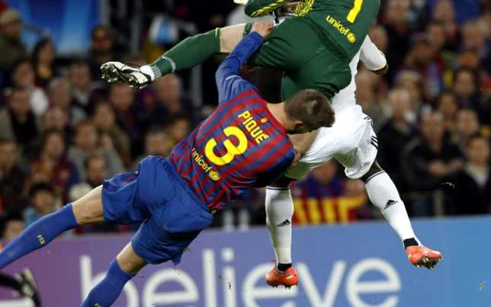 Pique s-a ciocnit cu Valdes * Foto: Reuters