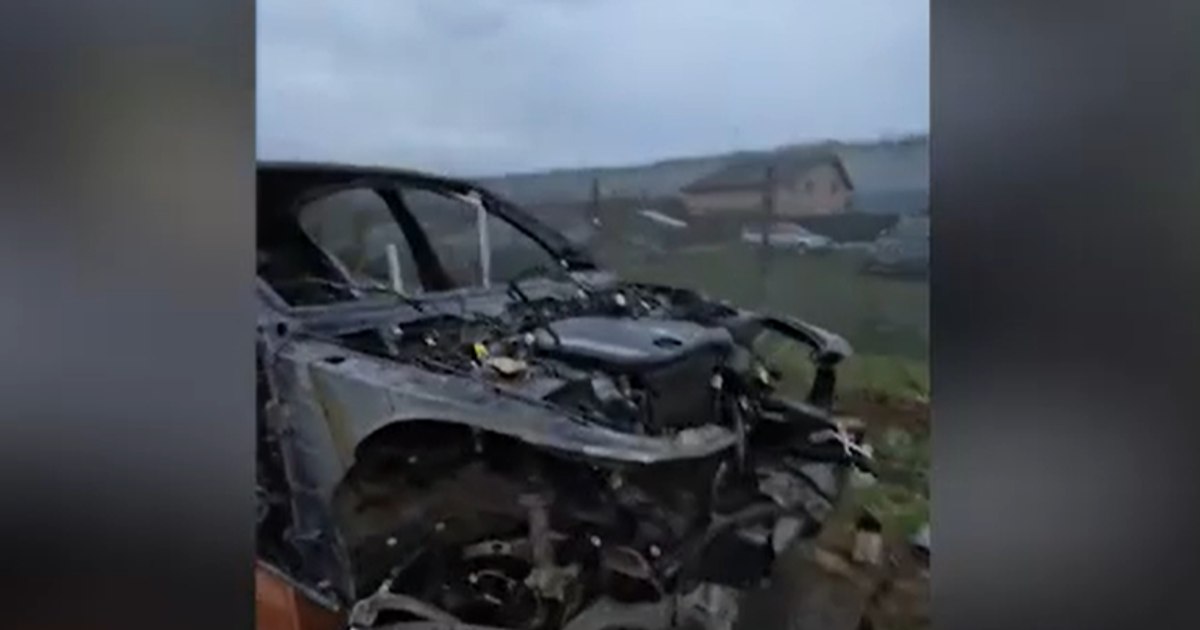 Mașină de lux închiriată, dezmembrată într-o curte, ridică suspiciuni asupra proprietarului.