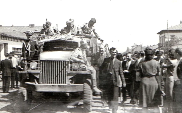 Intrarea Armatei Roșii în Bucureşti, la 30 august 1944 (© „Fototeca online a comunismului românesc”, cota: 91/1944)