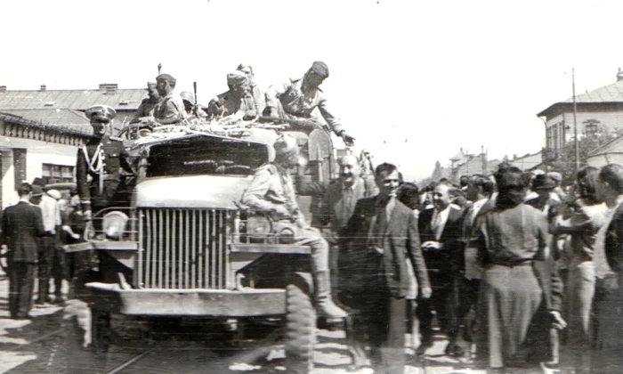 Intrarea Armatei Roșii în Bucureşti, la 30 august 1944 (© „Fototeca online a comunismului românesc”, cota: 91/1944)
