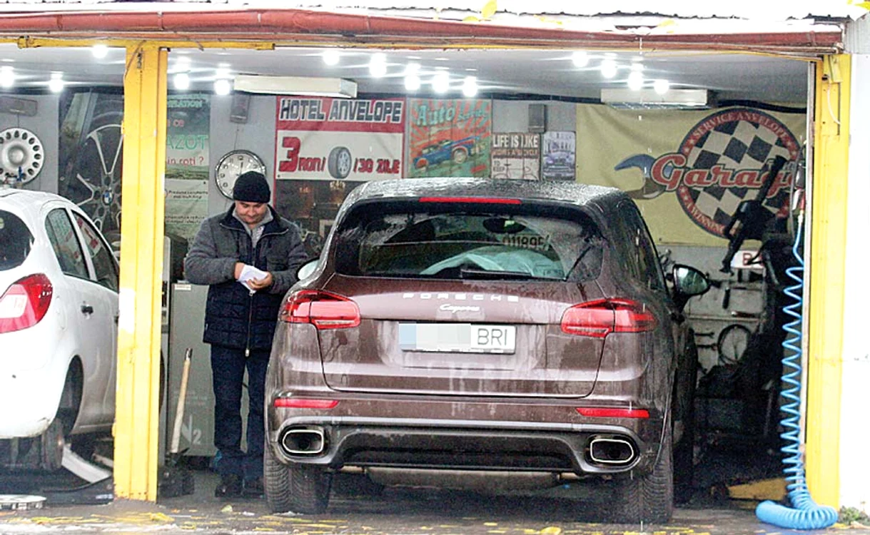 Angajatul s-a asigurat că vechile cauciucuri sunt puse în saci, apoi a plătit din plicul dat de Brigitte