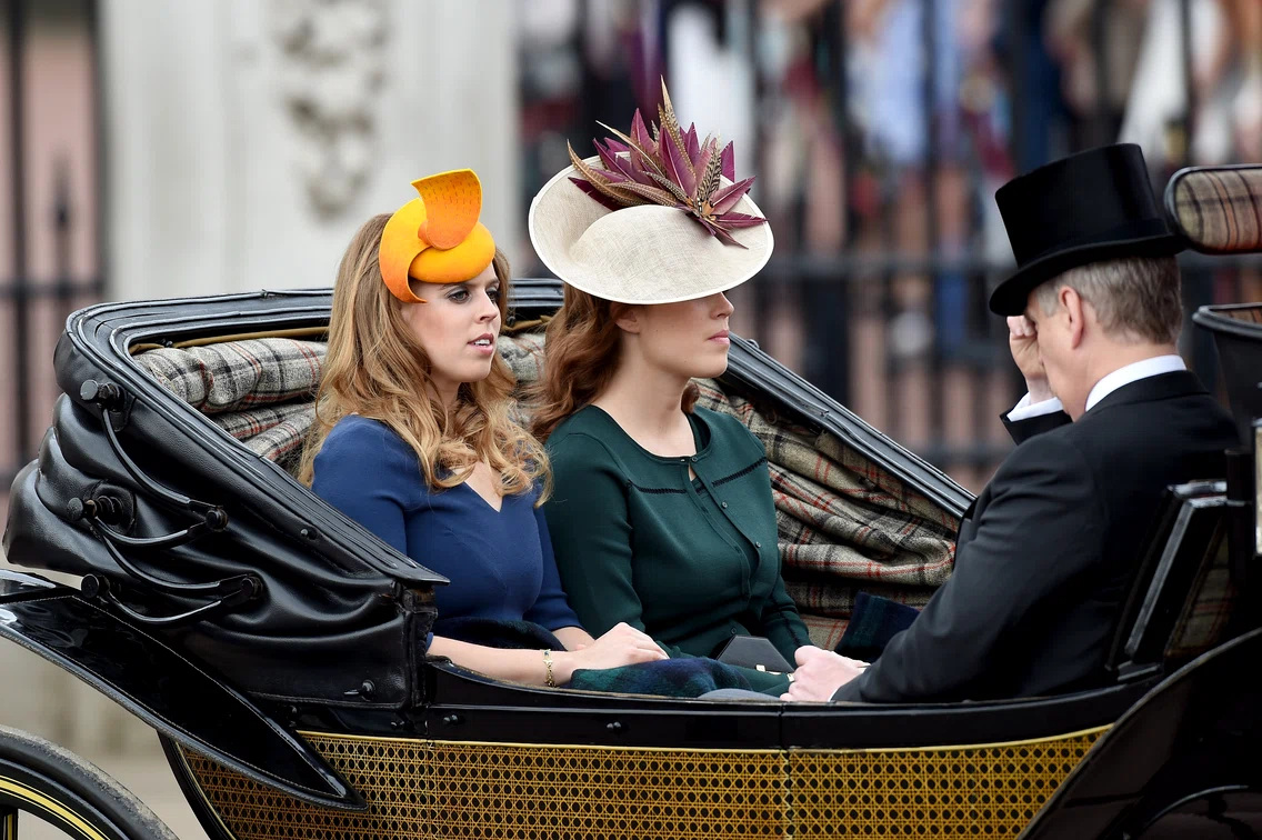 Printesa Eugenie si Printesa Beatrice, alaturi de tatal lor, Printul Andrew  