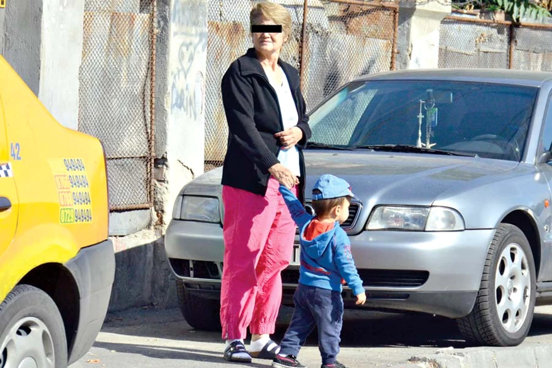 Adriana locuieşte în vila de patru  camere din centrul Capitalei cu cei doi  copii ai ei, dar şi cu mama şi sora sa