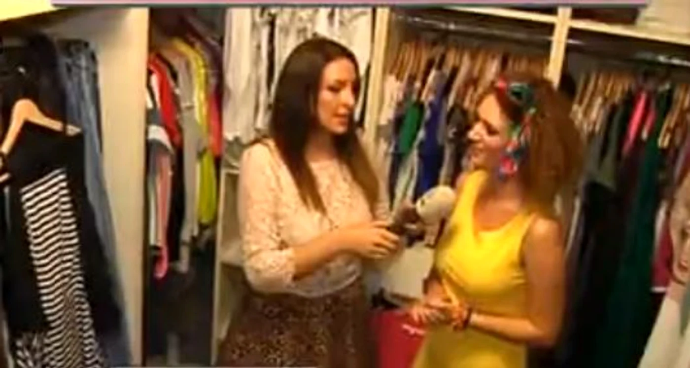 Carmen are o graderobă impresionantă, plină de ţinute extravagante (captură: Kanal D)