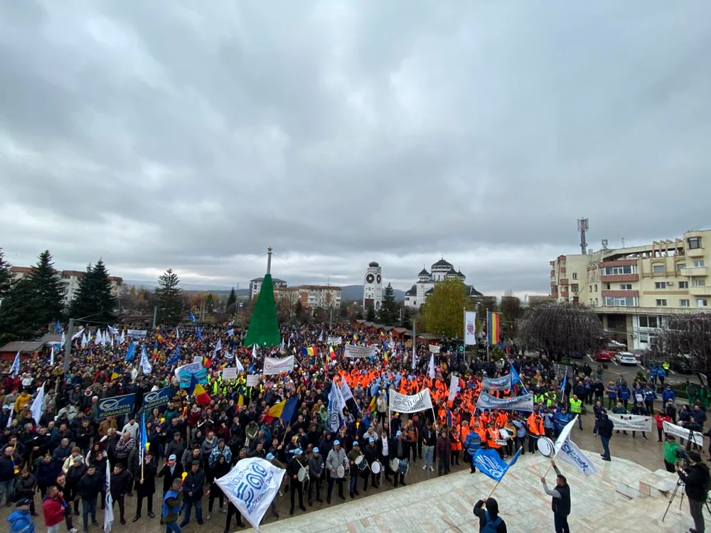 Mii de sindicaliști au protestat în centrul orașului Mioveni. FOTO Facebook BNS 