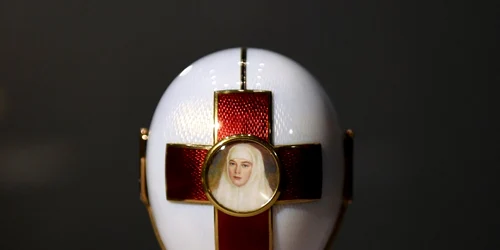 Un ou de paşti imperial Faberge din 1915 onorând o pe Ţarina Alexandra şi cele două fiice ale ei pentru eforturile lor din timpul războiului este expus la expoziţia Ultimul ţar sânge şi revoluţie la Muzeul de Ştiinţe din Londra Marea Britanie FOTO E