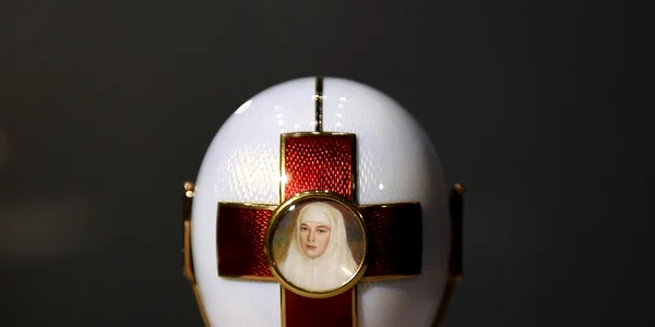 Un ou de paşti imperial Faberge din 1915 onorând o pe Ţarina Alexandra şi cele două fiice ale ei pentru eforturile lor din timpul războiului este expus la expoziţia Ultimul ţar sânge şi revoluţie la Muzeul de Ştiinţe din Londra Marea Britanie  FOTO E