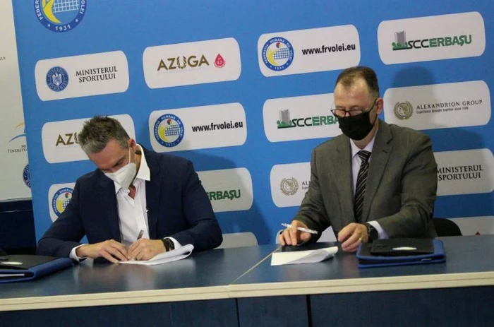 Selecționerul și președintele Federației Române de Volei, la semnarea contractului (FOTO: FRV)