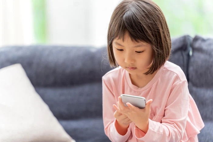 În Japonia, copiii petrec cinci ore pe zi la telefon FOTO: X