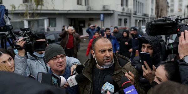 Busculada incidente produsa la iesirea din interiorul Parchetului de pe lângă Judecătoria Sectorului 1 a lui Dumitru Silvestru Sosoaca Bucuresti 13 decembrie 2021 FOTO Inquam Photos / Octav Ganea